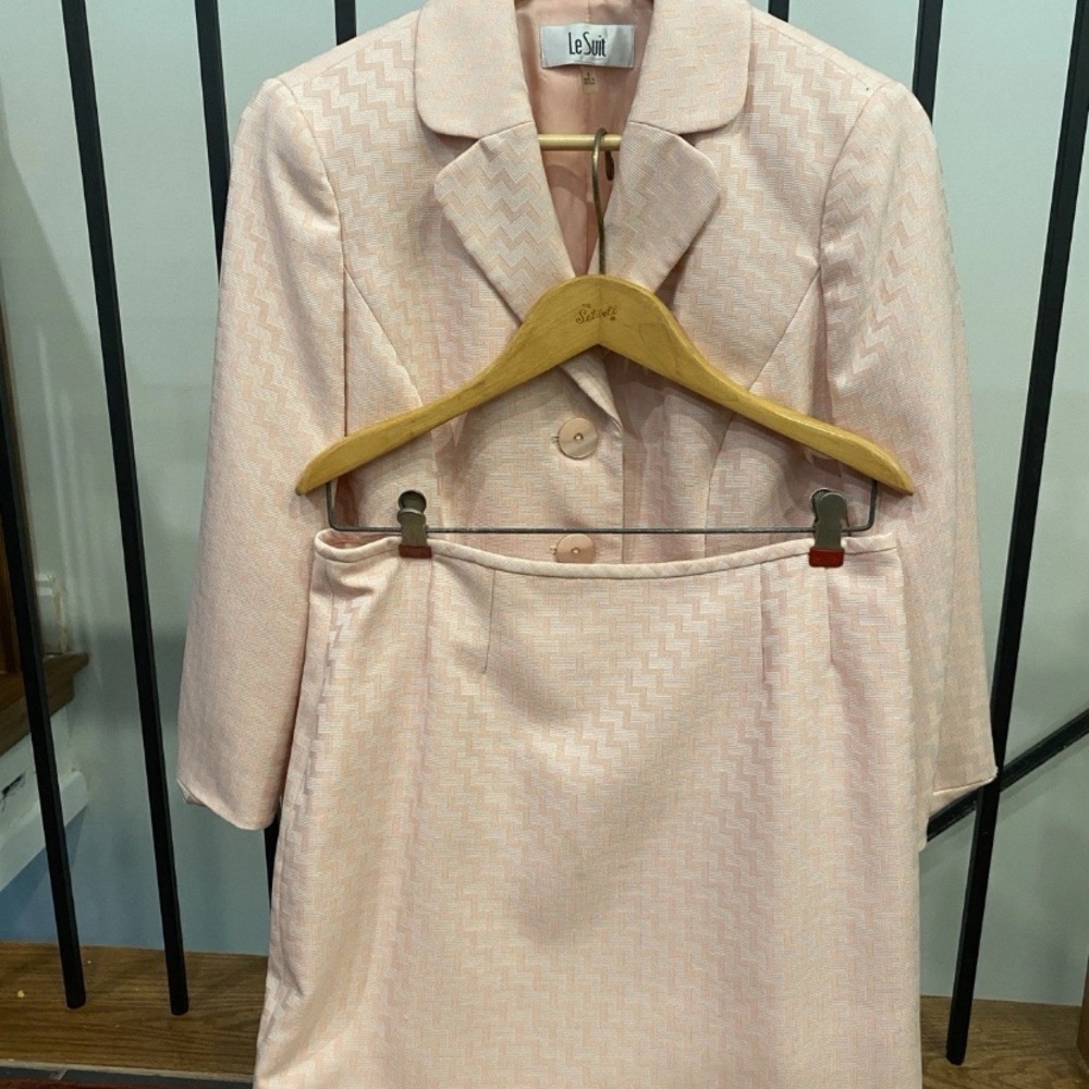 Le Suit Women's Pink Blazer and Skirt Set
